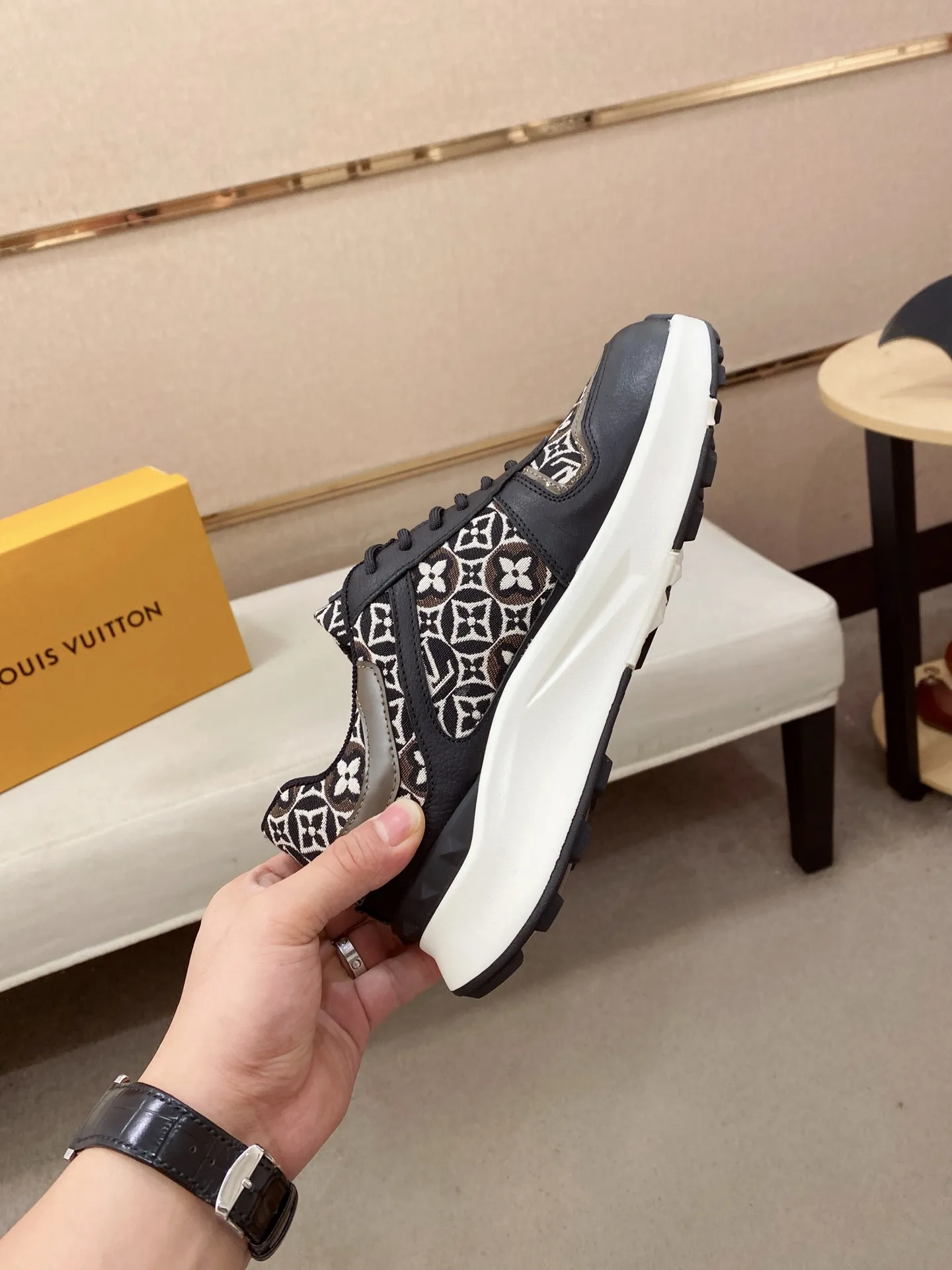 Men's shoes💰 462💰louis vuitton (Louis Vuitton/lv)🔍🔍The new counters are on sale at the same time. The uppers are imported from Italy. ️Re-engraved🇮🇹💪💪, ⚠Sole: The original sole is specially provided by the original factory, the exclusive movable molded sole is super comfortable, ⚠Original factory follow-up goods, 🔍🔍high quality, you can go in and out of the counter at will, welcome to compare⚠. Code number: 38-44 (45/46 customized, non-refundable)